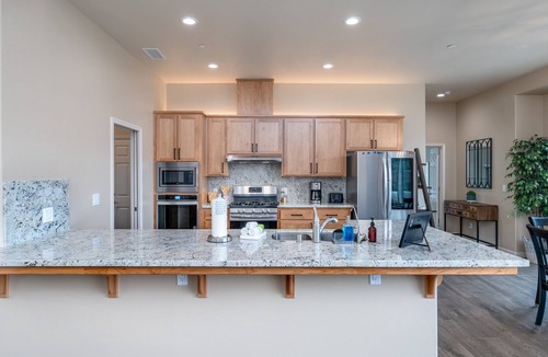 Oakhurst House | Mountain View House with hot tub, putting green, stunning views!