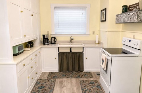 Dunsmuir House | Mt. Shasta Basecamp. Walkable downtown. Near Waterfalls, Castle Crags & Fishing.