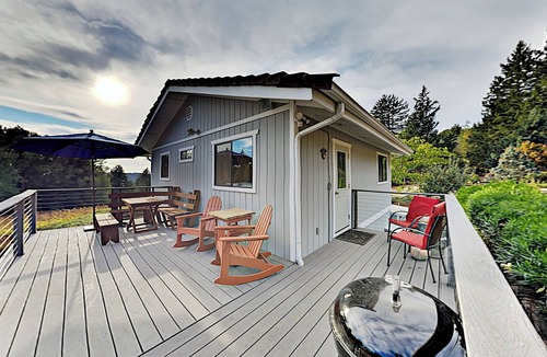 Freestone House | Mtn-View Retreat w/Hot Tub + Deck in Sebastopol