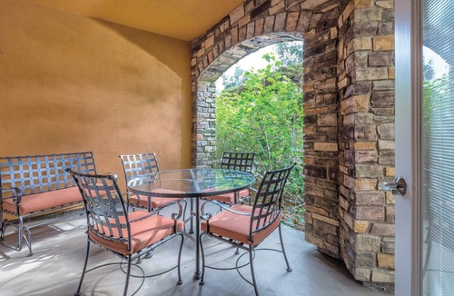 Napa Condo | Napa Valley | Napa Wine Stay | Pool & Hot Tub