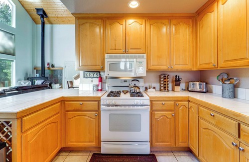 Pla-Vada Woodlands Cabin | Neighborhood Beach Access! Soda Springs Getaway