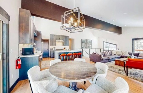 Truckee House | New 2023 Built, 5-bedroom Tahoe Donner house in Truckee with AC + Meadow Views