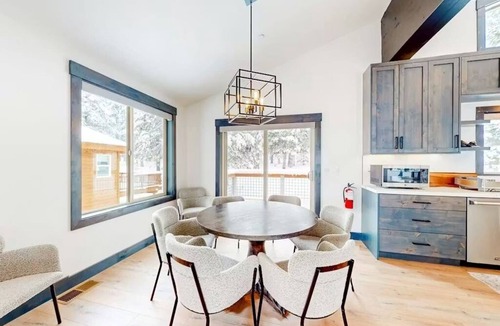 Truckee House | New 2023 Built, 5-bedroom Tahoe Donner house in Truckee with AC + Meadow Views