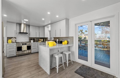 North Pacific Beach Condo | New 3 Blks Beach Sleeps 12 Games/Movies 2 CarPrk!