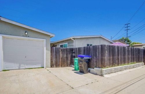 North Clairemont House | NEW 30+ Day RENTAL! Charming 2BD in Clairemont with Yard BBQ Grill W/D +Garage!-
