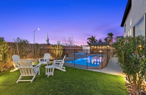 MacDonald Highlands House | NEW-5BDRM-All KING BEDS-Heated Pool-Vegas Theme