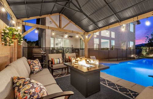 MacDonald Highlands House | NEW-5BDRM-All KING BEDS-Heated Pool-Vegas Theme