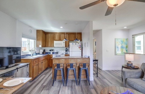 Mission Beach House | New-A/C! Between Beach and Bay, garage/bikes/pets!