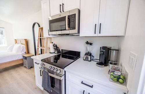 Crown Point House | New Bayfront Villa Hot Tub AC Parking Parking in Prime Location