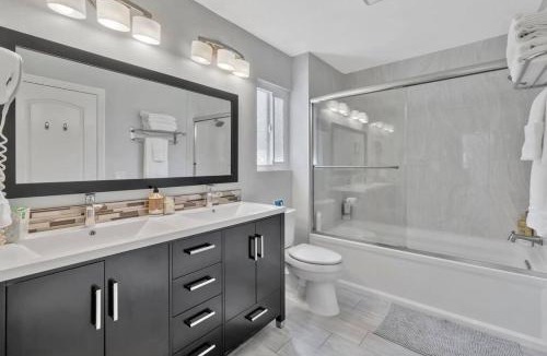 Anaheim Resort House | New cheerful villa, Pool, Spa, Mini Golf, Game room, Fire pit next to Disneyland