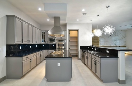Silverado Ranch House | NEW Custom 5 bedroom w/casita, chefs kitchen, 10min from Strip