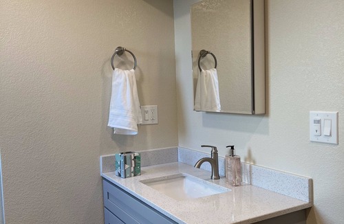 Oakland Condo | New Luxury 2-Bedroom Apt Near Lake Merritt with AC