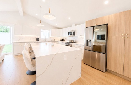 Winnetka House | New Remodel 4BR 4BA Home Backyard, W/D & Parking