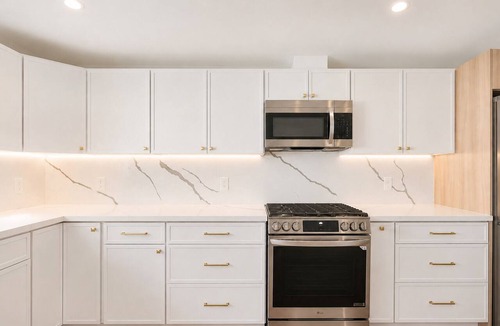 Winnetka House | New Remodel 4BR 4BA Home Backyard, W/D & Parking