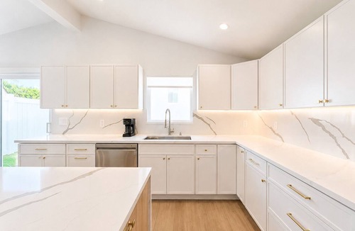Winnetka House | New Remodel 4BR 4BA Home Backyard, W/D & Parking