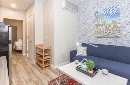 Midway District House | New Sunny Chic Apt 3 Blocks to All. Parking, Cable