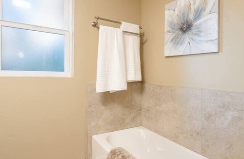 Folsom House | New Sunset Loft Guest House-Old Folsom-Kind Bed