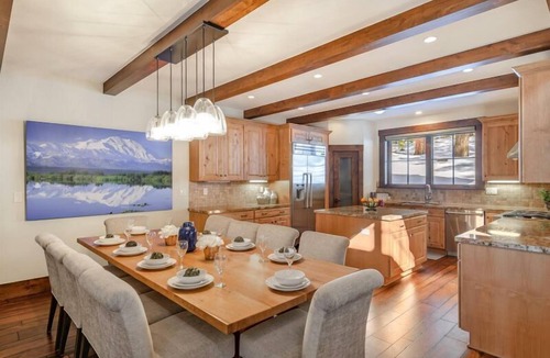 Truckee House | NEW - Truckee Luxury Retreat - Remote Work Friendly - Sleeps 10+