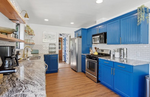 Oakhurst House | New! YMR w/pool/spa/game room/EV/volleyball!