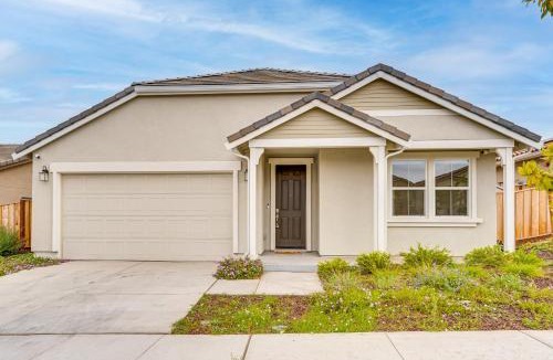 Hollister House | Newly Built Home w/Patio: 4 Mi to Dtwn Hollister