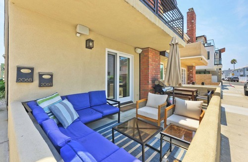 Balboa Peninsula Condo | Newly Renovated, A/C, 2-Car Garage Parking, steps to beach
