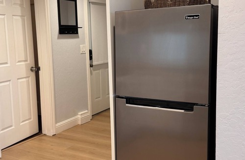 Belmont House | Nice Studio in Belmont with cool AC for your stay