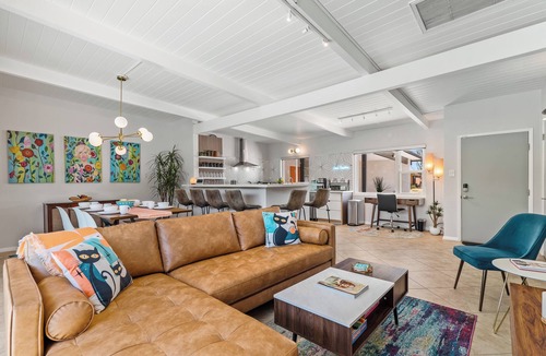 Palm Springs House | Oasis de Caroleta – 1960s-Inspired Home with Deep Pebble Pool, Spa, Fire Pit & Mountain Views
