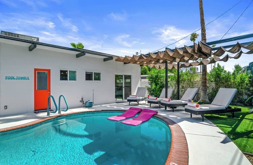 Palm Springs House | Oasis de Caroleta – 1960s-Inspired Home with Deep Pebble Pool, Spa, Fire Pit & Mountain Views
