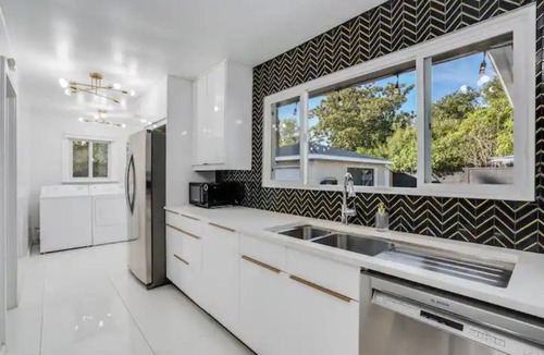 North Tustin House | OC Oasis, Disney, Heated pool, Sleeps12, EV Charge