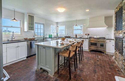 Summerland House | Ocean Breeze Abode & Bungalow - Spacious Seaside Living