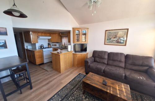 Smith River House | Ocean Cabin 1 with Private Jacuzzi