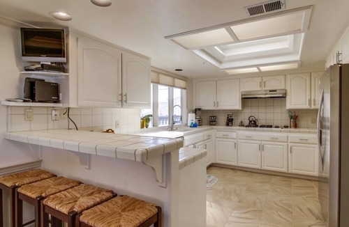 Central Mission Beach Condo | Ocean Front House with Private Ground Level Patio & 2 Garages - Sleeps 10+