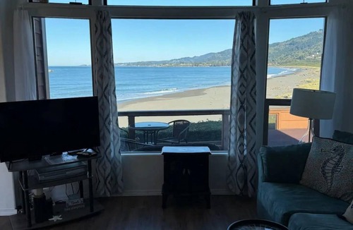 Smith River Cabin | Oceanfront Cabin 4 with Private Jacuzzi & Stunning Views