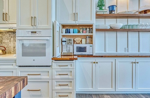 Castroville House | Oceanfront Retreat Private Hot Tub 3 King Suites + Loft Walk to Beach