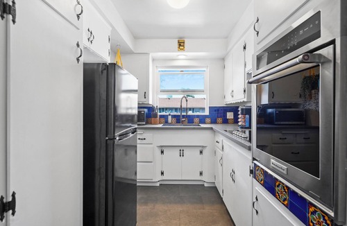 Alamitos Beach Condo | Oceanside Hermosa, 1 Minute Walk to the Beach, Parking, Kitchen, AC, Fit 4 Guest