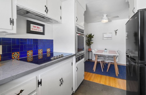 Alamitos Beach Condo | Oceanside Hermosa, 1 Minute Walk to the Beach, Parking, Kitchen, AC, Fit 4 Guest