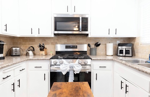 Orange House | Orange you glad to be here? 3/2 pet friendly serene oasis in the heart of Orange