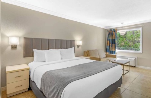 Florida Center Hotel | Outdoor Pool & Breakfast | The Perfect Home Base for Universal Orlando Adventure