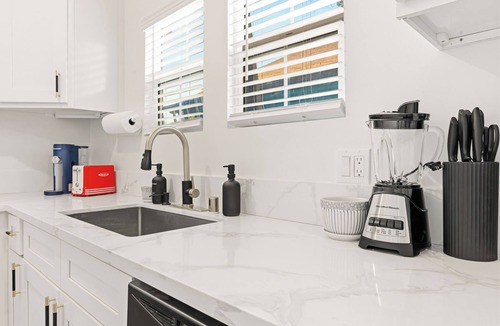 Eastside Apartment | Oversized Furnished 1BR in Rose Park with King Bed, W/D & Parking