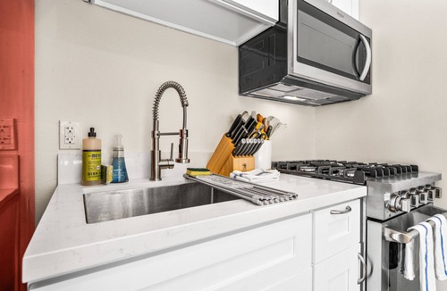 Crown Point Apartment | Pacific Beach Bungalow - Luxe Studio - Sleeps5 - Steps2Sand - Heart of PB w/A/C