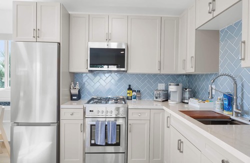 Crown Point Apartment | Pacific Tides 5 - Modern Studio in the Heart of Pacific Beach w/AC and Parking