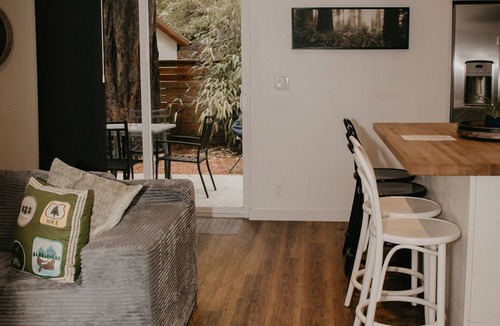 Myers Flat Cottage | Parkway Grove 2 Bedroom Avenue of the Giants Family Retreat +Private HotTub