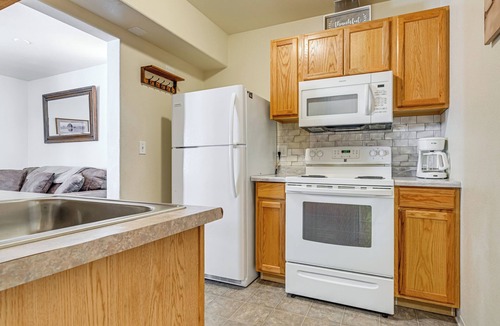 Cave Junction Apartment | Patio & Game Room! Cozy Studio Near Oregon Caves