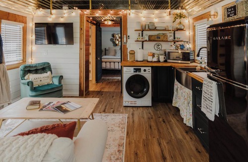 Lakeland Cottage | Peaceful 2-bedroom Tiny House with private parking lot in charming Lakeland