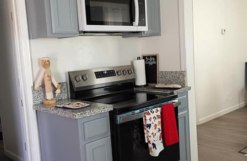 Fresno House | Peaceful Country Stay, Blue Home in Fresno