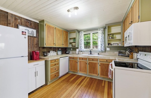 Angels Camp House | Peaceful Historic Home Steps from Main Street with Porch & Patio