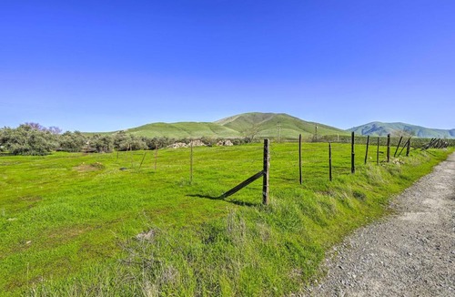 Woodlake House | Peaceful Ranch Home w/Sierra Nevada Views