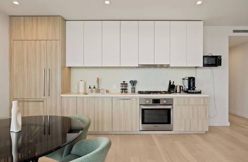 Downtown Bed & Breakfast | Pearl Coast' One Acre Rooftop Pool Gym Sauna Walk To Santa Monica Beach and Pier