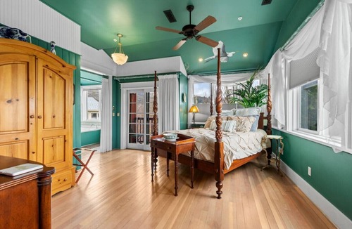 Historic Railroad District Bed & Breakfast | Peerless Hotel Honeymoon Suite 7 + Signature Rm. 6
