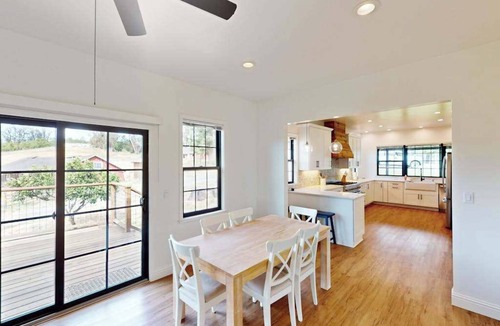Penngrove House | Penngrove 3BR modern farmhouse on 11-acre ranch — AC, dogs welcome